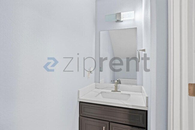 Building Photo - Unit Apt 2