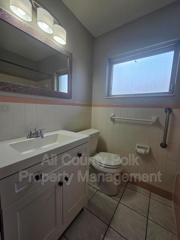 Building Photo - 602 SE 5th St