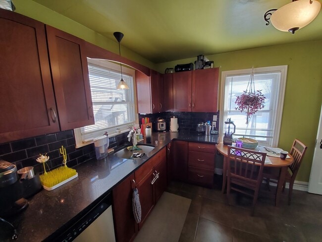 Building Photo - Cute 2 bedroom cape cod