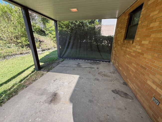 Building Photo - Luxury 3-Bedroom, 1-Bathroom House in Broo...