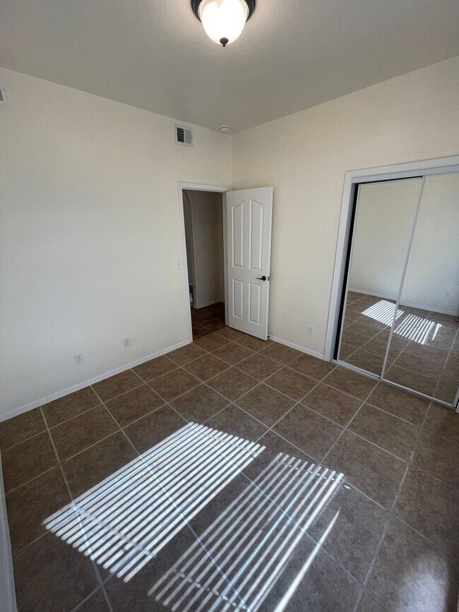 Building Photo - Lovely 4 Bedroom/2 Bath home in Parkhill E...