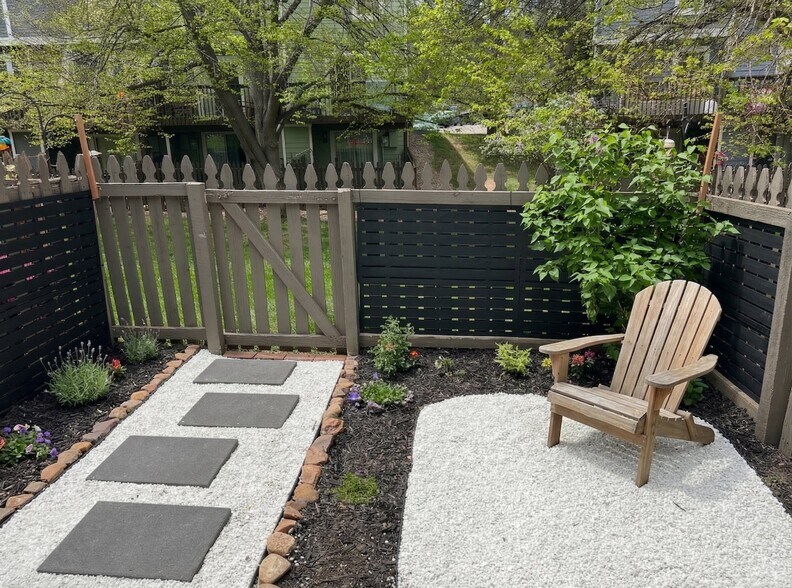 Building Photo - 10557 W Dartmouth Ave