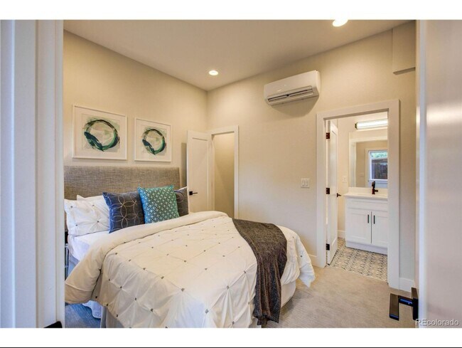 Building Photo - Unbelievable 2 Bed + Den Townhome - The Ul...