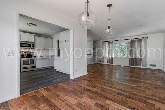 Building Photo - Stunning 3 Bedroom / 2.5 Bathroom | S. 48t...