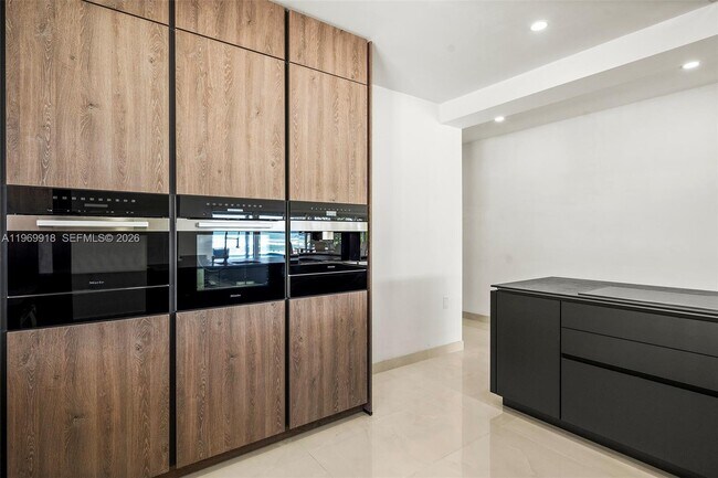 Building Photo - 1101 S Shore Dr