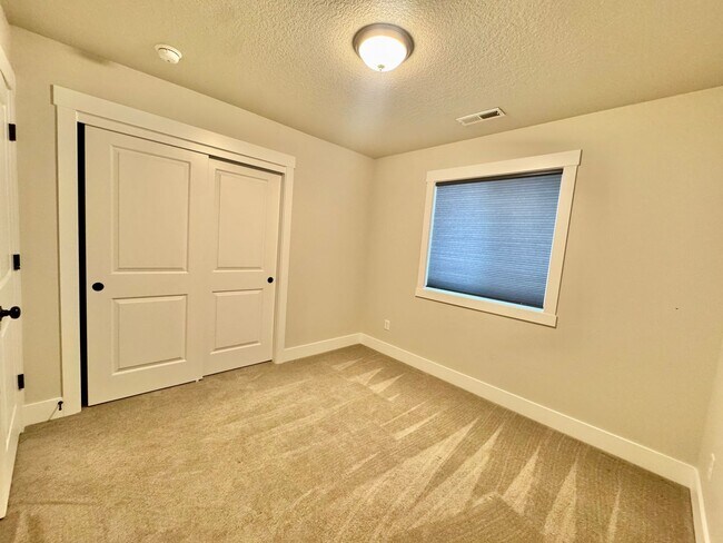 Building Photo - What Beauty! Live with serenity ~ Short distance to the heart of hazel Dell