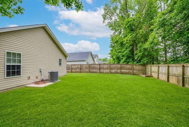 Building Photo - Charming 3BR Home/ Fenced Yard Convenient & Comfortable Living