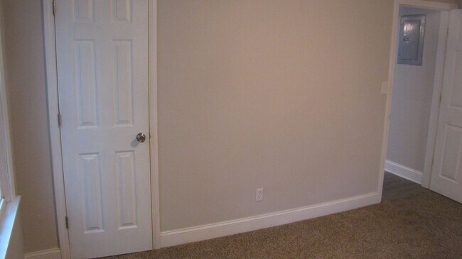 Building Photo - Charming 3 Bedroom, 1 Bathroom Home