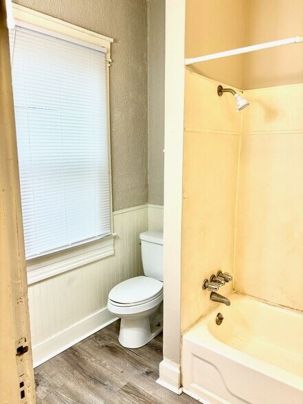 Building Photo - 655 S 27th St