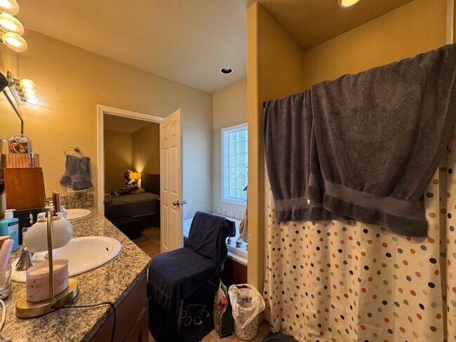 Building Photo - 3 Bedroom, 3 Bathroom House - Walking distance to the beach