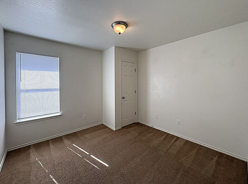 Building Photo - 2706 Ashley Dr