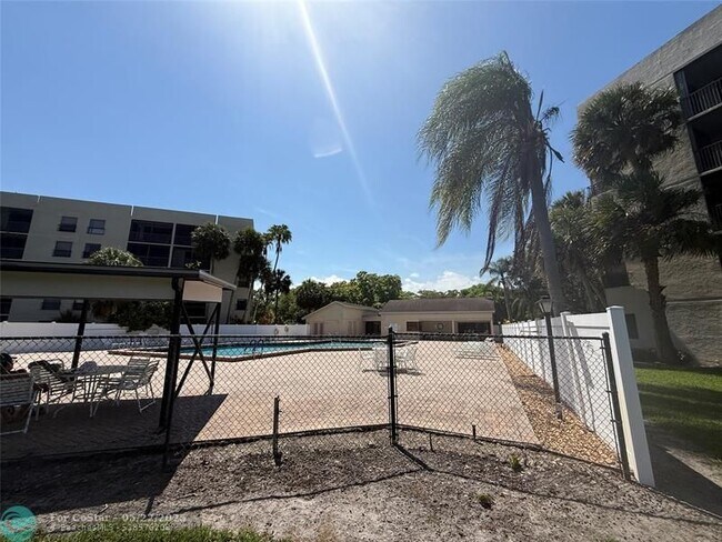 Building Photo - 2900 NW 42nd Ave
