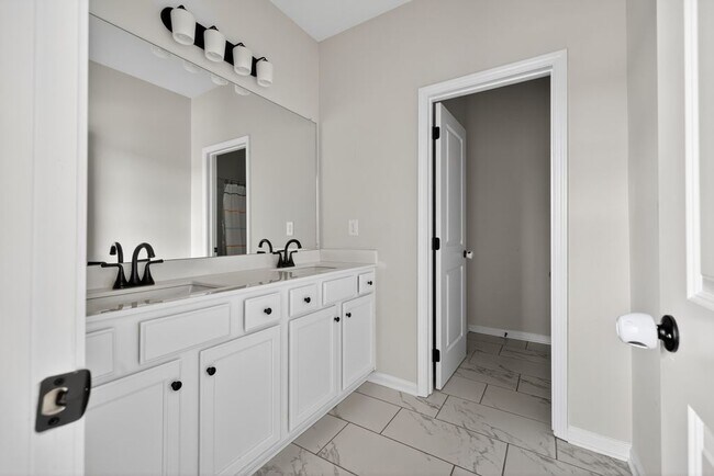 Building Photo - 4407 Silver Oak Dr