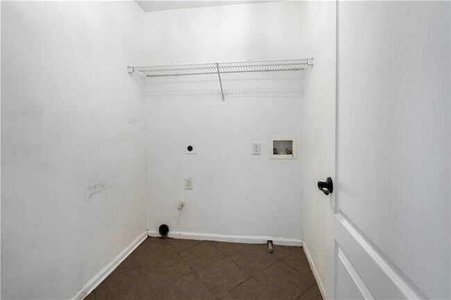 Building Photo - 3713 Lake Edge Dr