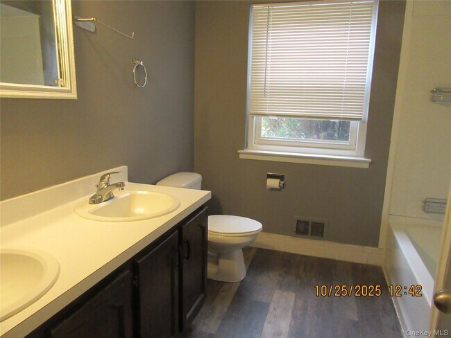 Building Photo - 41 Weathervane Dr