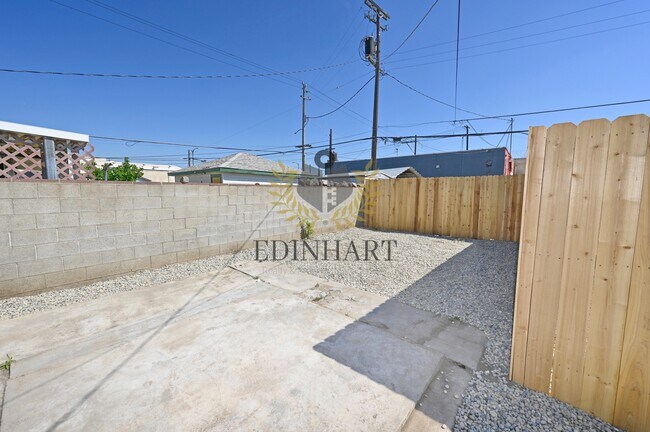 Building Photo - 1584 N Carruth Ave