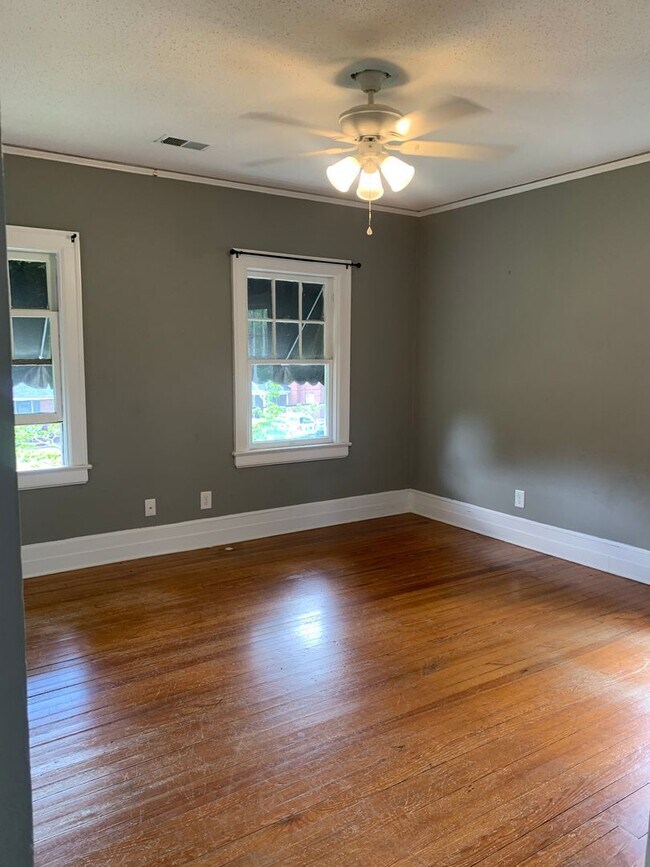 Building Photo - Beautiful Historic 3 Bedroom 2 Bath House on Colonial Drive