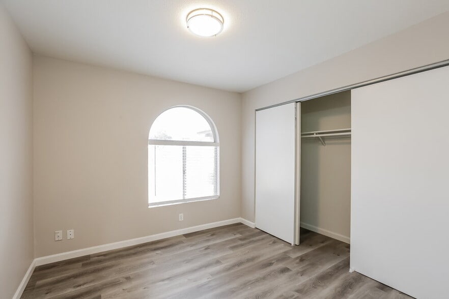 Building Photo - 307 W Nopal Pl