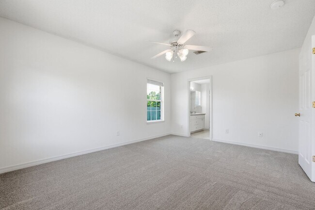 Building Photo - 2030 Hawthorne Dr
