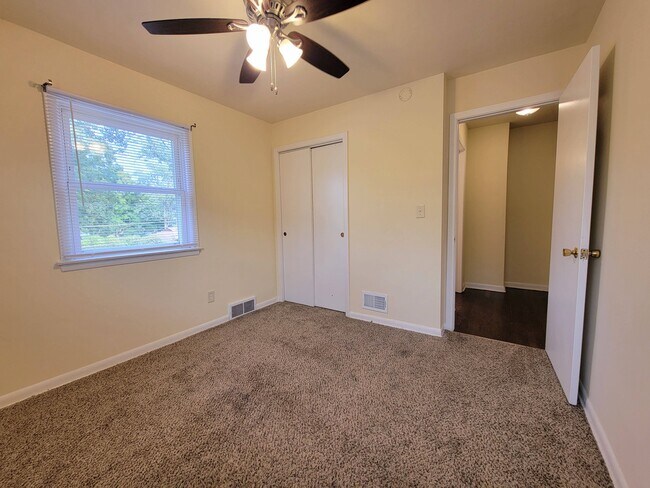 Building Photo - 609 Waukegan Rd