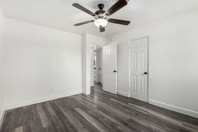 Building Photo - Two Bedroom with Washer/dryer! - 4 Weeks of Free Rent!