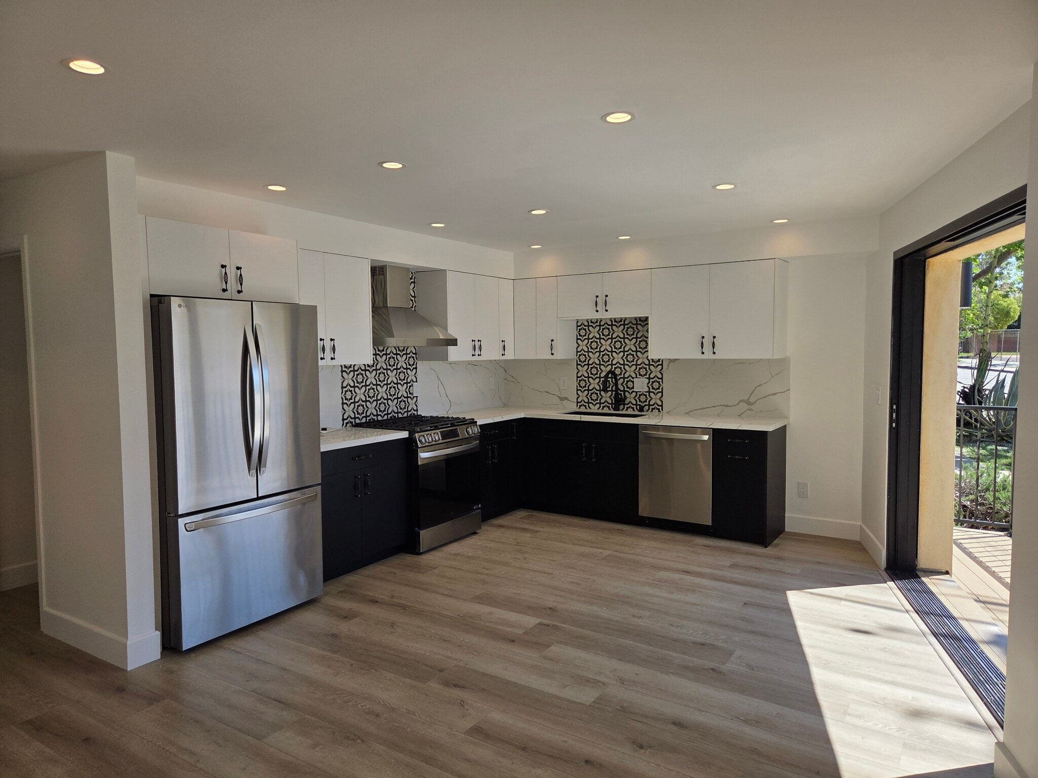 Building Photo - 854 S Sycamore Ave