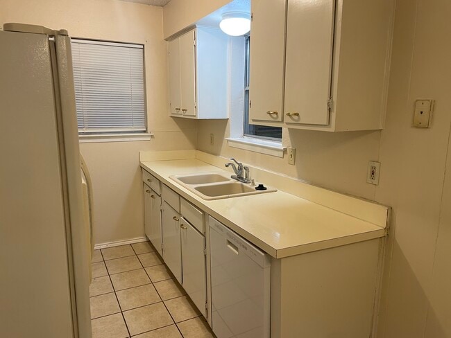 Building Photo - 1604 White Oak Ct