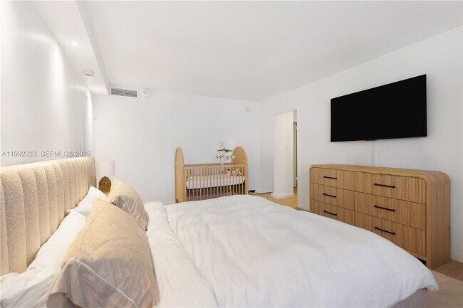 Building Photo - 5161 Collins Ave