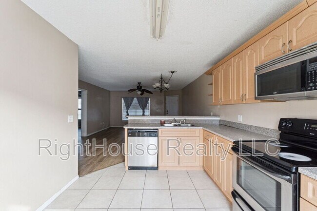 Building Photo - 3651 N Goldenrod Rd