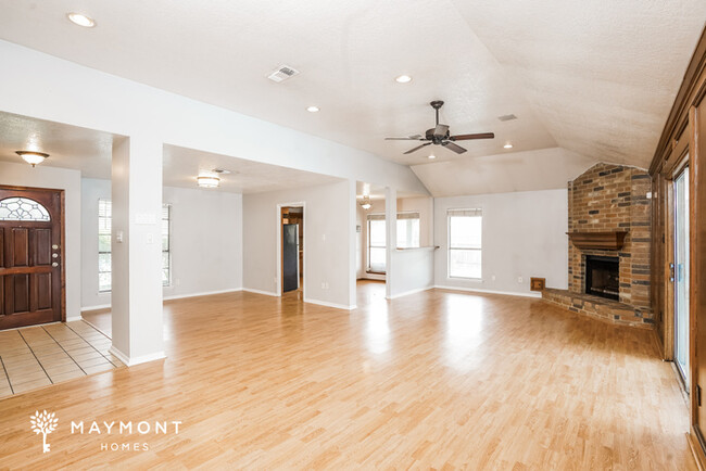 Building Photo - Spacious 4-Bedroom Home with Pool in Yorkt...