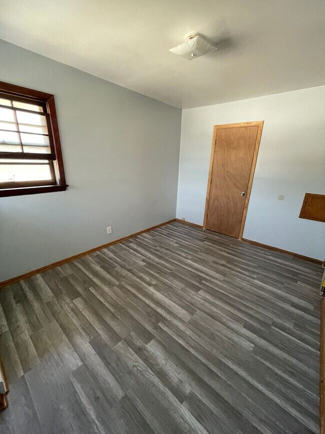 Building Photo - Large 3bed/1.5 bath unit!