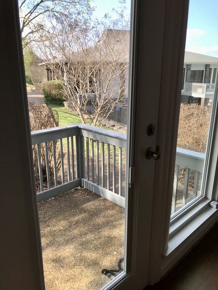 Fenced patio terrace - 21 Vaughns Gap Rd