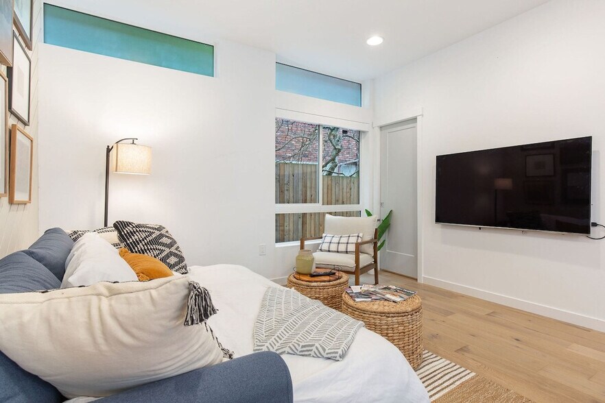 Building Photo - 628 10th Ave E