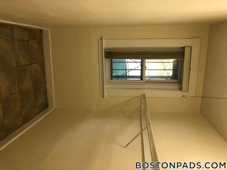 Building Photo - 8 Barrows St