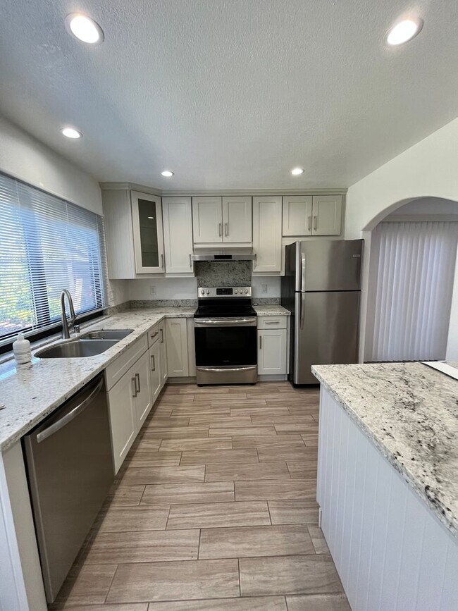 Building Photo - 3 bedroom, 2 bath home on a corner lot clo...