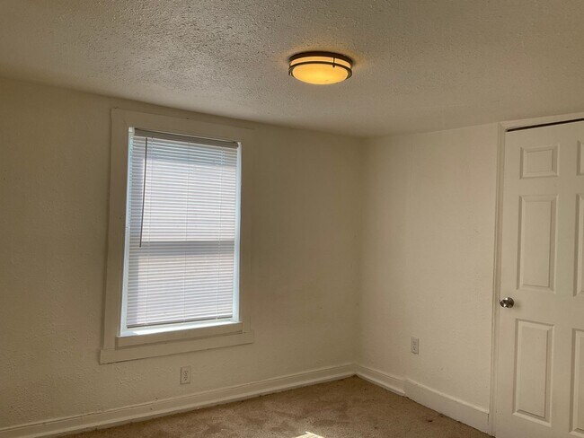Building Photo - 270 Calder St
