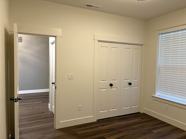 Building Photo - 3Bd/2Ba Single Story House - Available to ...