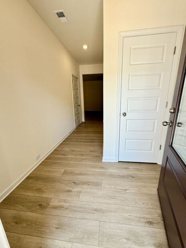 Building Photo - $500 off one Months Rent!