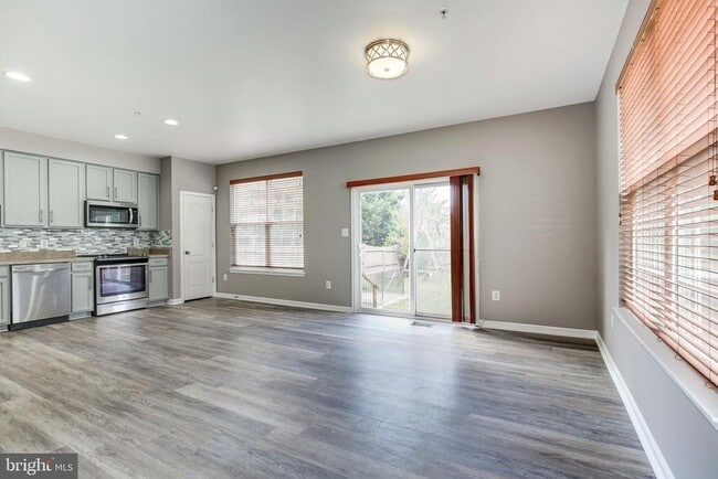 Building Photo - 151 Brynwood St