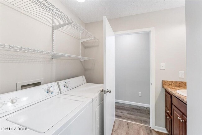 Building Photo - 5917 W Pine Ln