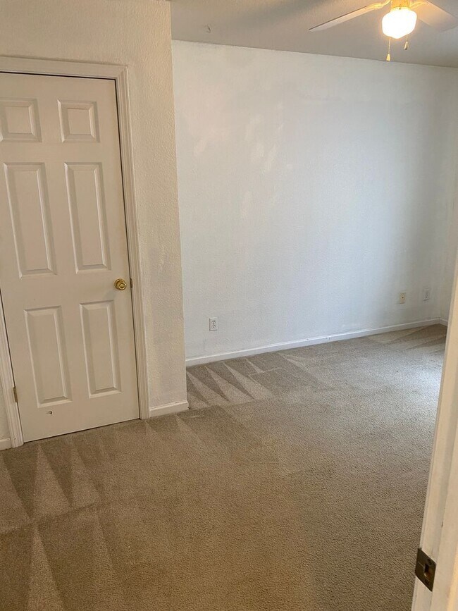 Building Photo - 3 bedroom/2 bathroom single family home!  ...