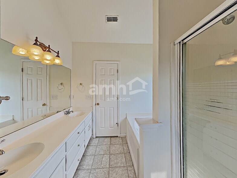 Building Photo - 2709 Aston Woods Ln