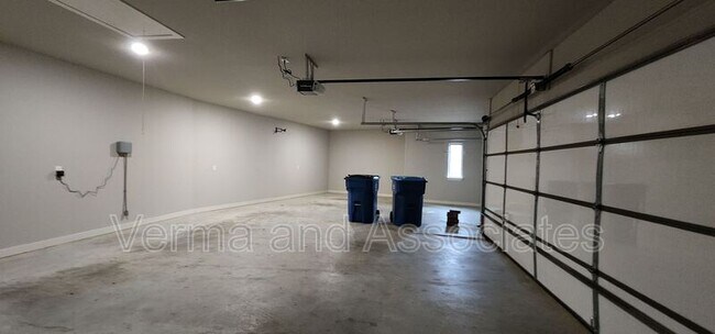 Building Photo - 3200 SW Hazelnut Ave