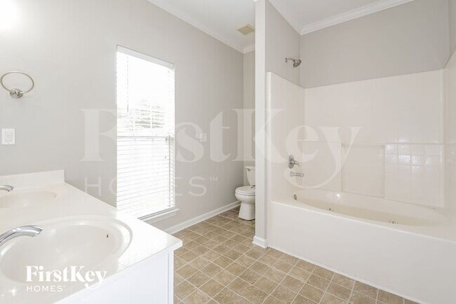 Building Photo - 4872 Longmeadow Dr