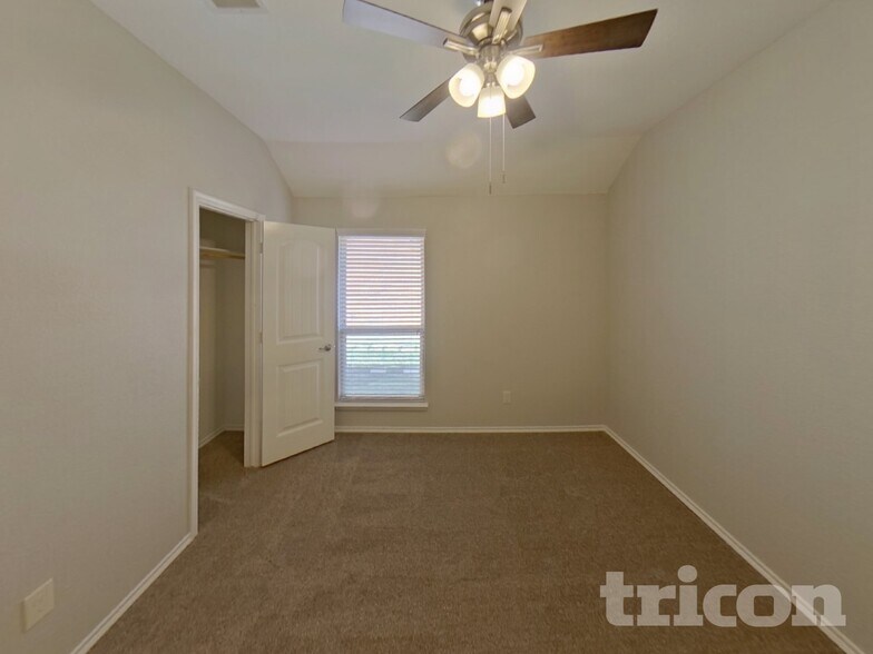 Building Photo - 3105 Oakcrest Dr