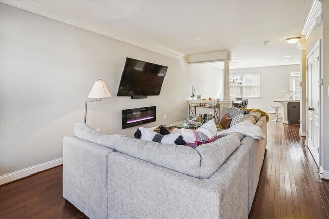 Building Photo - 605 S Cherry Grove Ave