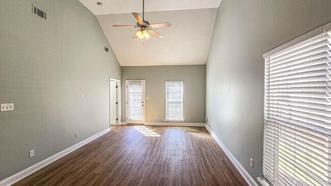 Building Photo - 831 Landing Dr