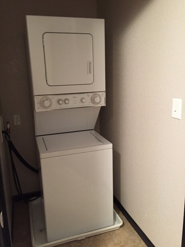 Building Photo - Large two bedroom apartment about a block away from Washburn University