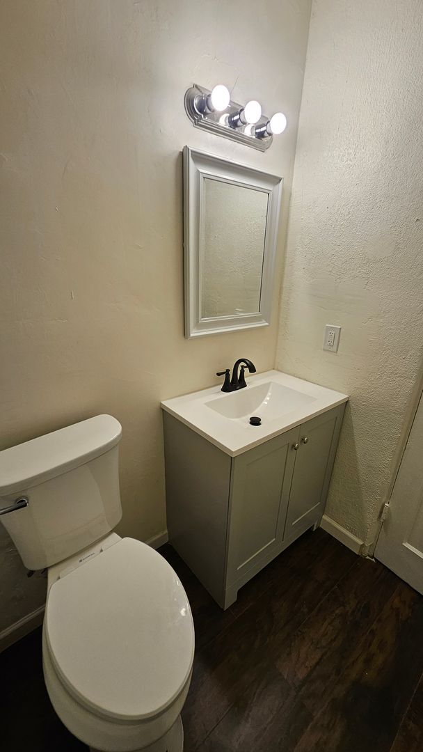 Building Photo - 2 Bed WITH OFFICE 1 Bath AND WASHER/DRYER HOOK UP!