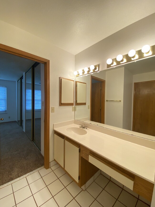 Building Photo - 1BR/1Bath Condo w/Single Car Garage